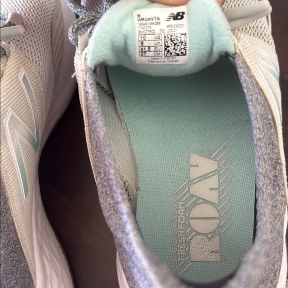 New Balance Gray Sneakers with Seamless Knit Design - Picture 5 of 6